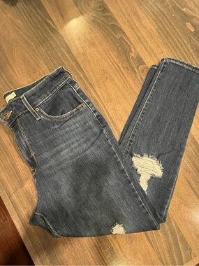 Women’s Levi’s  721 High Rise Distressed Skinny Jeans 
Size W31/L28